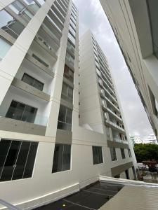 un alto edificio bianco con molte finestre di Modern Stylish - Exclusive area of Cochabamba a Cochabamba