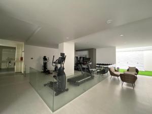 un soggiorno con palestra dotata di attrezzature sportive di Modern Stylish - Exclusive area of Cochabamba a Cochabamba
