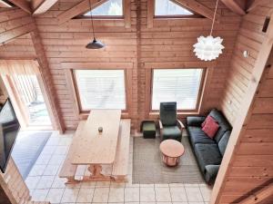 an overhead view of a living room in a log cabin at Villa Kastanja - 8 henkilölle, Himoslaakso Ski-inout in Jämsä