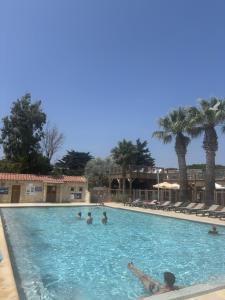 Azur Premium Climatisé 4 étoiles au camping la presqu'île du Barcarés vue imprenable内部或周边的泳池