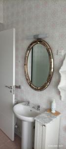 Un baño con un lavabo y un espejo en la pared. en Apartamento-Casa Los Cuadrillos, en Noja 29 fotos más