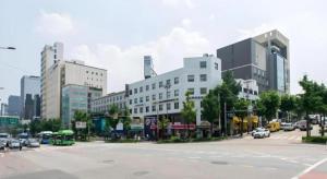 ソウルにあるBobo Hotel Hongdaeの高層ビルが建ち並ぶ街の空き道