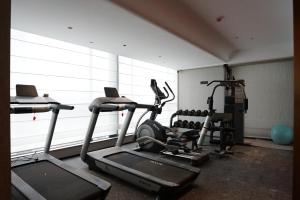 Arthur Hotel Baiyun Guangzhou的健身中心和/或健身设施