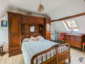 een slaapkamer met een houten bed en een dressoir bij Au cabanous in Boutx