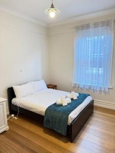 une chambre avec un lit avec deux serviettes dessus dans l'établissement Central Sandy Bay Retreat, à Sandy Bay