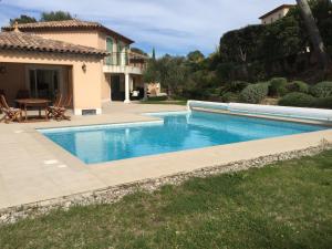 - une piscine en face d'une maison dans l'établissement Belle villa à Saint Raphaël dans clos privé, à Saint-Raphaël