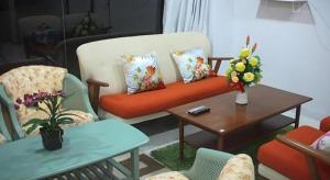 スラート・ターニーにあるChic Hotel Suratthaniのソファとテーブルのあるリビングルーム
