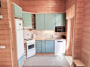 Kuchyň nebo kuchyňský kout v ubytování Villa Kastanja & Persikka - 16 hlö, Molemmat puolet, Both sides, Himoslaakso Ski-inout