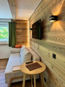 TV a/nebo společenská místnost v ubytování Klamm Lodge