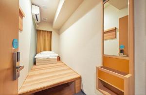 Tempat tidur dalam kamar di THE POCKET HOTEL Kyoto Karasuma Gojo