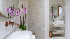 Koupelna v ubytování Aeolian Spirit Suites