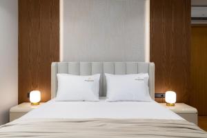 Postel nebo postele na pokoji v ubytování Aeolian Spirit Suites