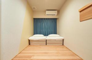 Tempat tidur dalam kamar di THE POCKET HOTEL Kyoto Karasuma Gojo