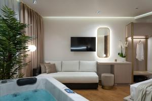 TV a/nebo společenská místnost v ubytování Aeolian Spirit Suites