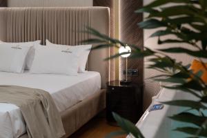 Postel nebo postele na pokoji v ubytování Aeolian Spirit Suites