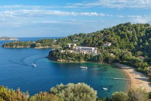 une île avec des maisons et des bateaux dans l'eau dans l'établissement Cape Kanapitsa Hotel & Suites, à Kanapitsa