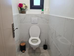 PezensにあるCharmante villa à Pezensのトイレと洗面台を備えた白いバスルーム