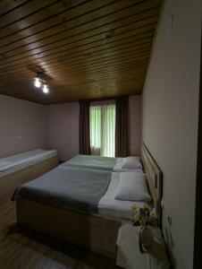 Letto o letti in una camera di Lisaneli