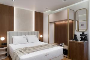 Postel nebo postele na pokoji v ubytování Aeolian Spirit Suites