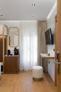 TV a/nebo společenská místnost v ubytování Aeolian Spirit Suites
