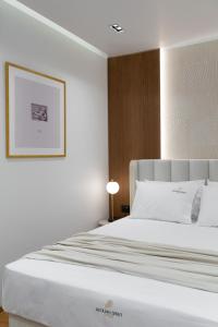 Postel nebo postele na pokoji v ubytování Aeolian Spirit Suites