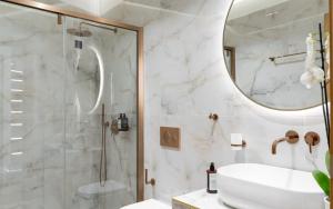 Koupelna v ubytování Aeolian Spirit Suites