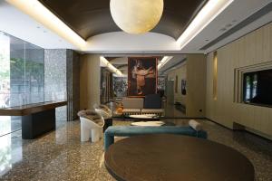 广州Arthur Hotel Baiyun Guangzhou的带桌子和沙发的客厅