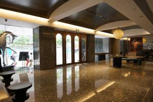广州Arthur Hotel Baiyun Guangzhou的一栋建筑的大厅，墙上挂着一只恐龙
