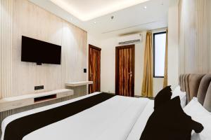 TV a/nebo společenská místnost v ubytování Hotel O NP PALACE + 37 fotografií