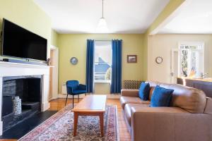 Μια τηλεόραση ή/και κέντρο ψυχαγωγίας στο Rose Cottage - Charming Haven near CBD & Waterfront