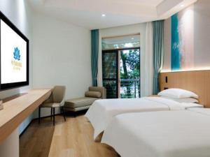 Una habitación de hotel con dos camas y un televisor. en ZTE Hotel Shenzhen, en Shenzhen 146 fotos más