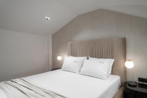 Postel nebo postele na pokoji v ubytování Aeolian Spirit Suites