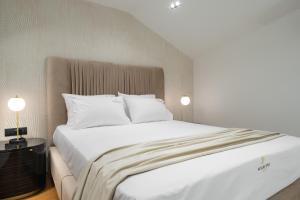 Postel nebo postele na pokoji v ubytování Aeolian Spirit Suites