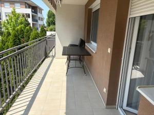 Balkón alebo terasa v ubytovaní Kohl Wellness Apartman