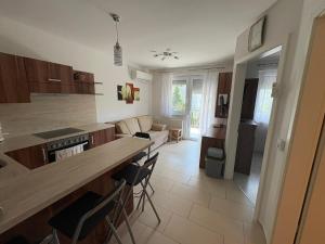 Kuchyňa alebo kuchynka v ubytovaní Kohl Wellness Apartman
