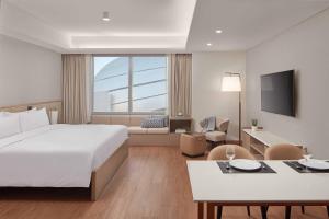 Lanson Place Mall of Asia Manila客房内的一张或多张床位
