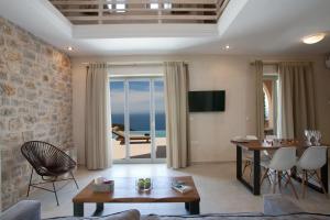 TV a/nebo společenská místnost v ubytování Ionian Horizon Villas