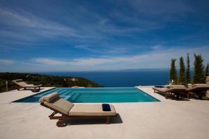 Bazén v ubytování Ionian Horizon Villas nebo v jeho okolí