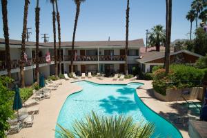 un complejo con piscina y palmeras en The Inn at Deep Canyon, en Palm Desert