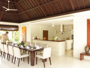 a kitchen and dining room with a table and chairs at Villa Asante in Canggu