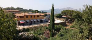 Una vista de una casa en un pueblo con árboles. en Casale Gabriella Alloggio ergonomico e spazioso, en Capoliveri