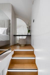 Postel nebo postele na pokoji v ubytování Aeolian Spirit Suites