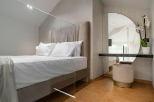 Postel nebo postele na pokoji v ubytování Aeolian Spirit Suites