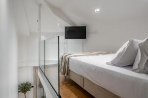 Postel nebo postele na pokoji v ubytování Aeolian Spirit Suites
