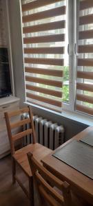 リエパーヤにあるFlat 1 room apartment 500 m from seaのテーブルと椅子と窓のあるダイニングルーム