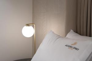 Postel nebo postele na pokoji v ubytování Aeolian Spirit Suites