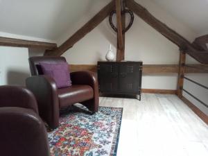 Posedenie v ubytovaní Charming 2-Bed Cottage within Barn in Merinchal