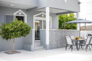 ApolakkiáCasa Platoni的带桌椅和遮阳伞的露台