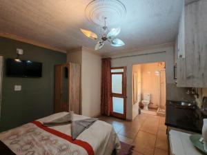 En eller flere senge i et værelse på Mini Nest in Mafikeng's Countryside