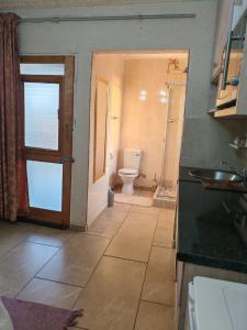 Et badeværelse på Mini Nest in Mafikeng's Countryside